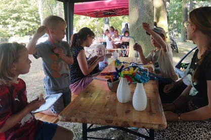 die Kinder basteln Blumen aus Pfeifenreinigern