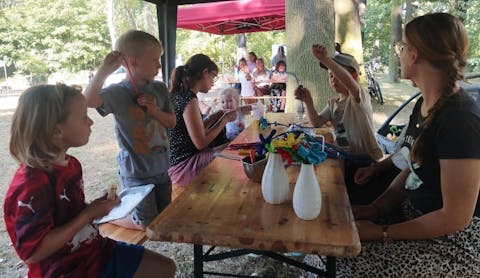 die Kinder basteln Blumen aus Pfeifenreinigern