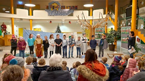 Theateraufführung “Frau Holle” in der Schulaula