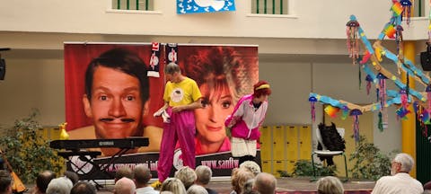 Moni und Manni in der Aula
