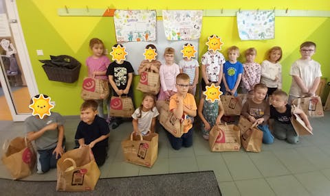 die Kinder mit ihren Obst- und Gemüsetüten