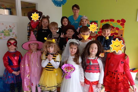 Gruppenfoto der verkleideten Froschkinder