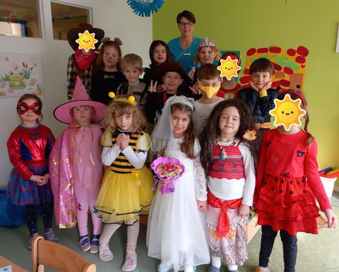 Gruppenfoto der verkleideten Froschkinder