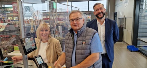 Bürgermeisterin Birgit Kaden als "Kassiererin" bei der Neueröffnung der ALDI-Filiale in der Panitzscher Straße