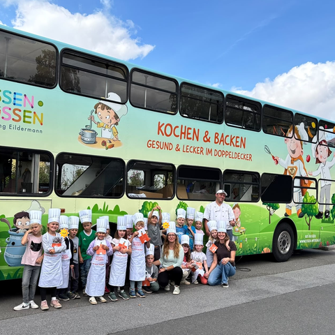 Gruppenfoto vor dem Kochbus