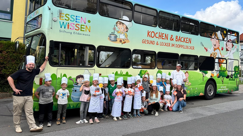 Gruppenfoto vor dem Kochbus
