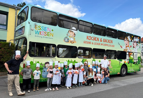 Gruppenfoto vor dem Kochbus