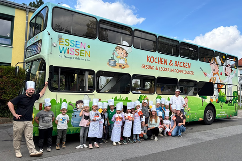 Gruppenfoto vor dem Kochbus