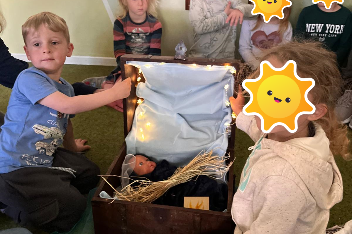 die Igelkinder öffnen die Märchentruhe mit einem neuen Märchen darin