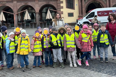 die Seepferdchenkinder vorm alten Rathaus