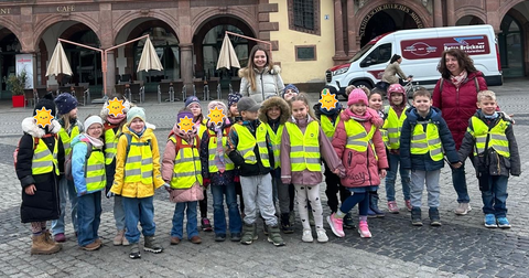 die Seepferdchenkinder vorm alten Rathaus