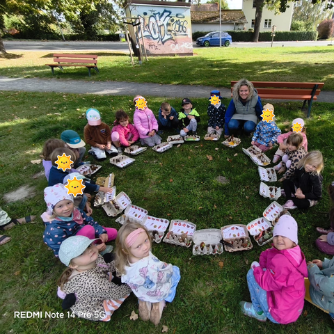 alle Kinder zeigen ihre gesammelten Schätze