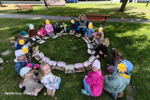 alle Kinder zeigen ihre gesammelten Schätze
