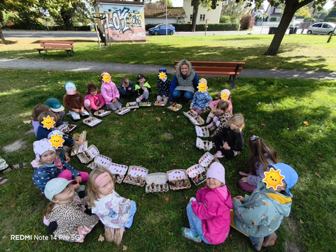 alle Kinder zeigen ihre gesammelten Schätze