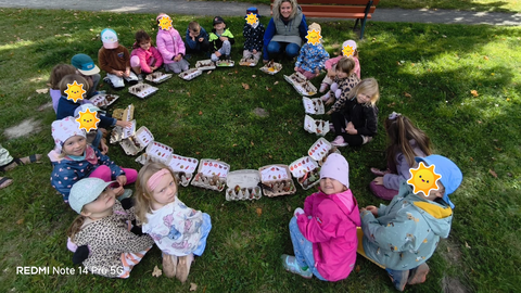 alle Kinder zeigen ihre gesammelten Schätze