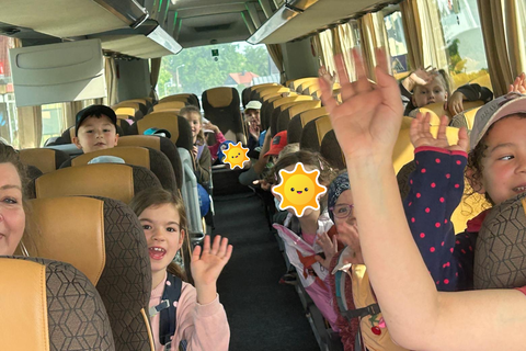 die Kinder sitzen im Bus und freuen sich auf ihre Fahrt