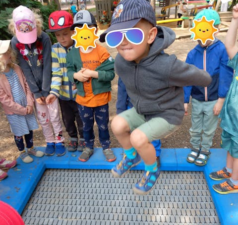 die Kinder springen auf dem Trampolin