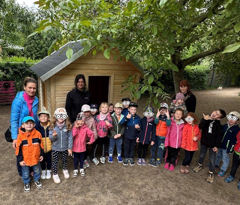 die Pinguinkinder erobern ihr neues Spielhaus