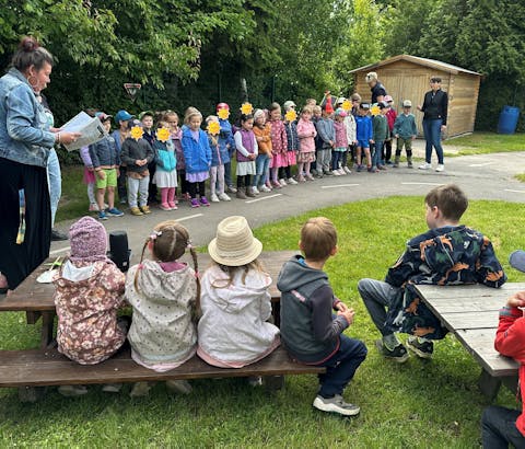 die Seepferdchen und Frösche führen ihr Programm vor