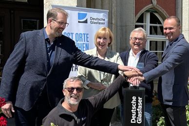 Die symbolische Übergabe des neuen Glasfasernetzes in Borsdorf erfolgte gemeinsam mit der Gemeinde und Deutsche Glasfaser