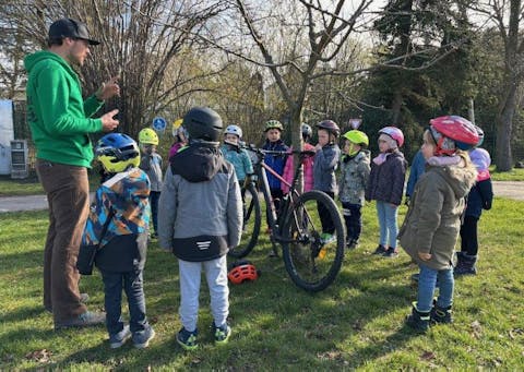 Aufmerksam hören die Kinder den Erläuterungen von Herrn Schober zu