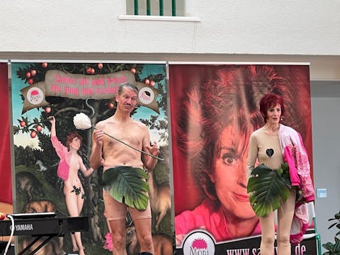 Das Komiker-Duo Moni und Manni bei der Aufführung "Lieber alt und frisch als jung und verdorben".