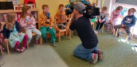 Annas Papa erklärt die Arbeit eines Kameramanns