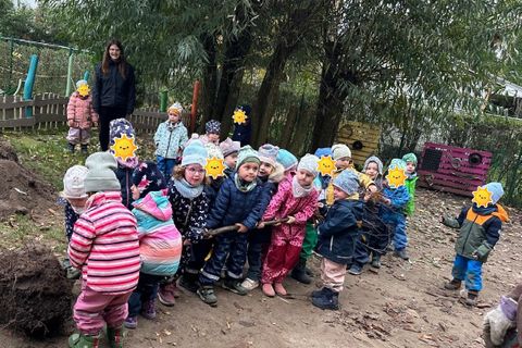 Die Kitakinder helfen tatkräftig mit