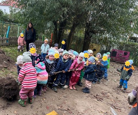 Die Kitakinder helfen tatkräftig mit