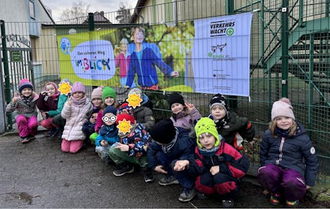Die Robbenkinder vorm Banner der Verkehrswacht