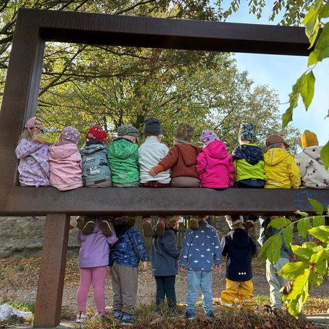 die Kinder schauen vom Kirchberg herunter