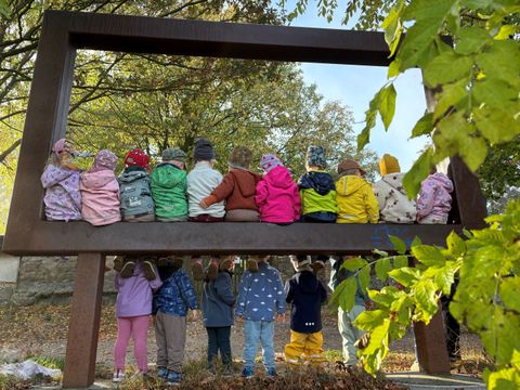 die Kinder schauen vom Kirchberg herunter