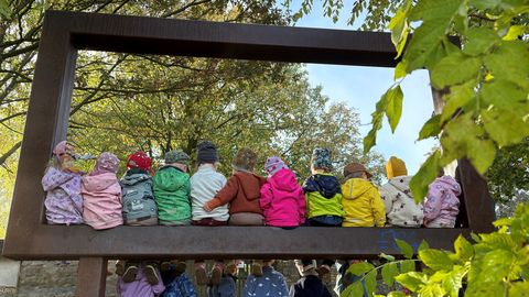 die Kinder schauen vom Kirchberg herunter