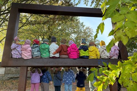 die Kinder schauen vom Kirchberg herunter