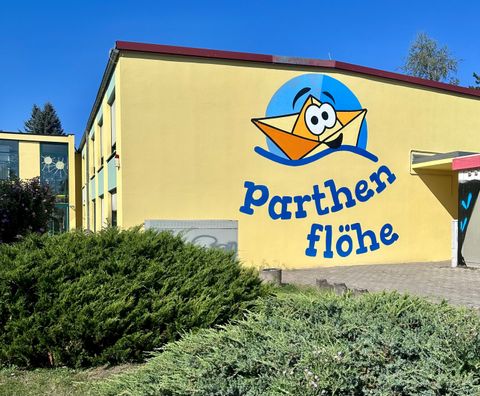 Foto vom Hauptgebäude mit Logo
