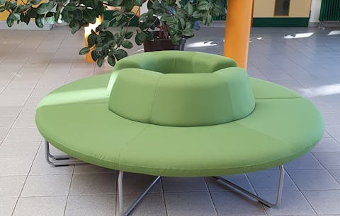 Die neue Sitzgruppe in der Aula für Lehrer und Schüler
