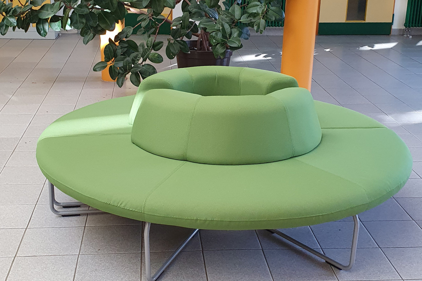 Die neue Sitzgruppe in der Aula für Lehrer und Schüler