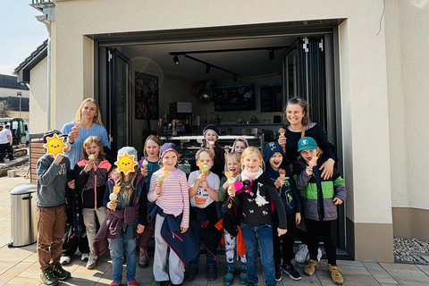 Die Robbenkinder vor der neuen Eisdiele in Panitzsch