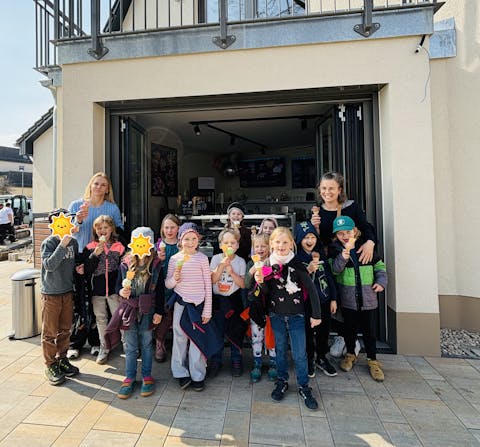 Die Robbenkinder vor der neuen Eisdiele in Panitzsch