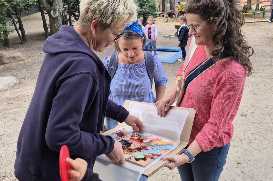 die Elternverteterin der Robben übergibt das Abschiedsgeschenk