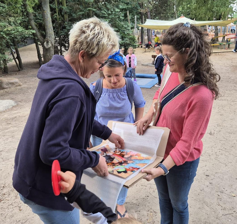 die Elternverteterin der Robben übergibt das Abschiedsgeschenk