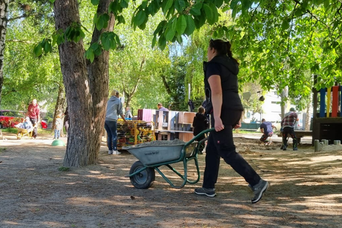 Laura mit Schubkarre