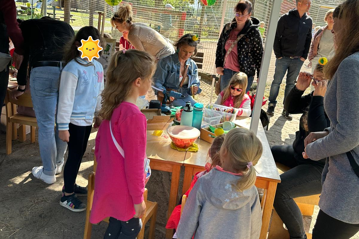 die Kinder am Bastelstand