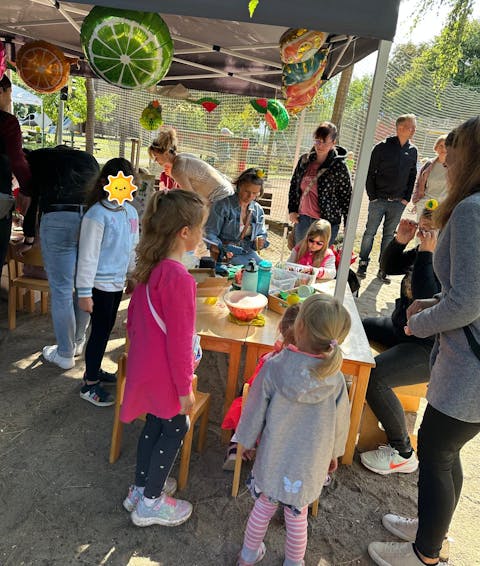 die Kinder am Bastelstand