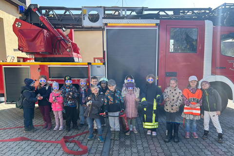 die Seepferdchenkinder vor der großen Feuerwehr