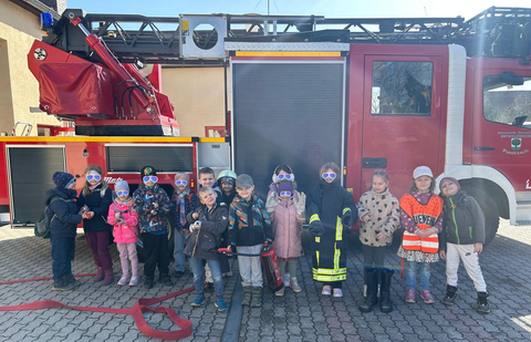 die Seepferdchenkinder vor der großen Feuerwehr