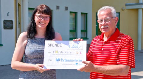 Übergabe des Spenden-Schecks