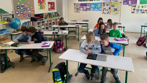 Schülerinnen und Schüler im Einsatz mit den neuen Tablets