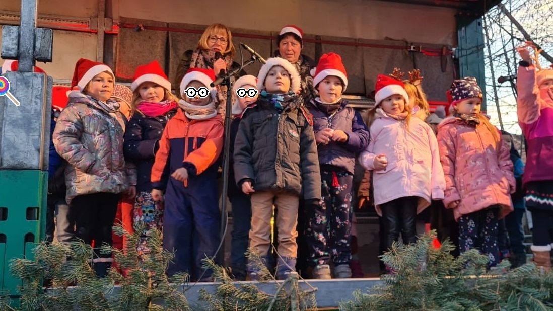 Unsere Schulanfänger singen auf dem Borsdorfer Weihnachtsmarkt