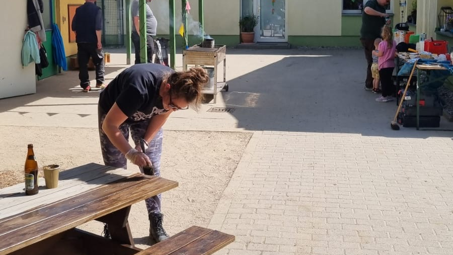 fleißige Eltern streichen unsere Gartenmöbel